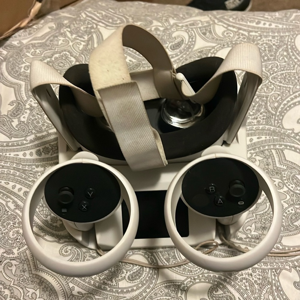 Oculus quest 2 good condition on with charging dock